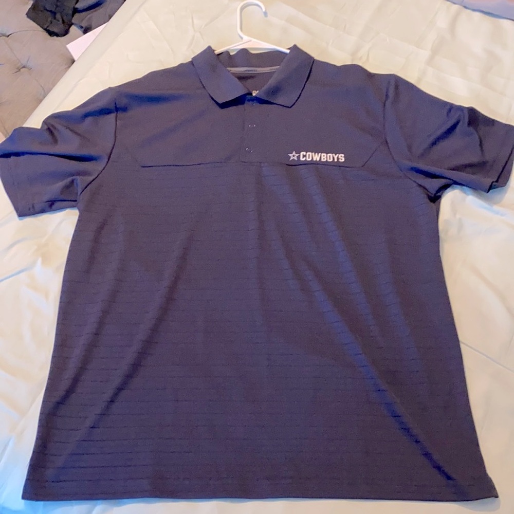 Dallas Cowboys Navy 2X Men’s polo. Only worn once.